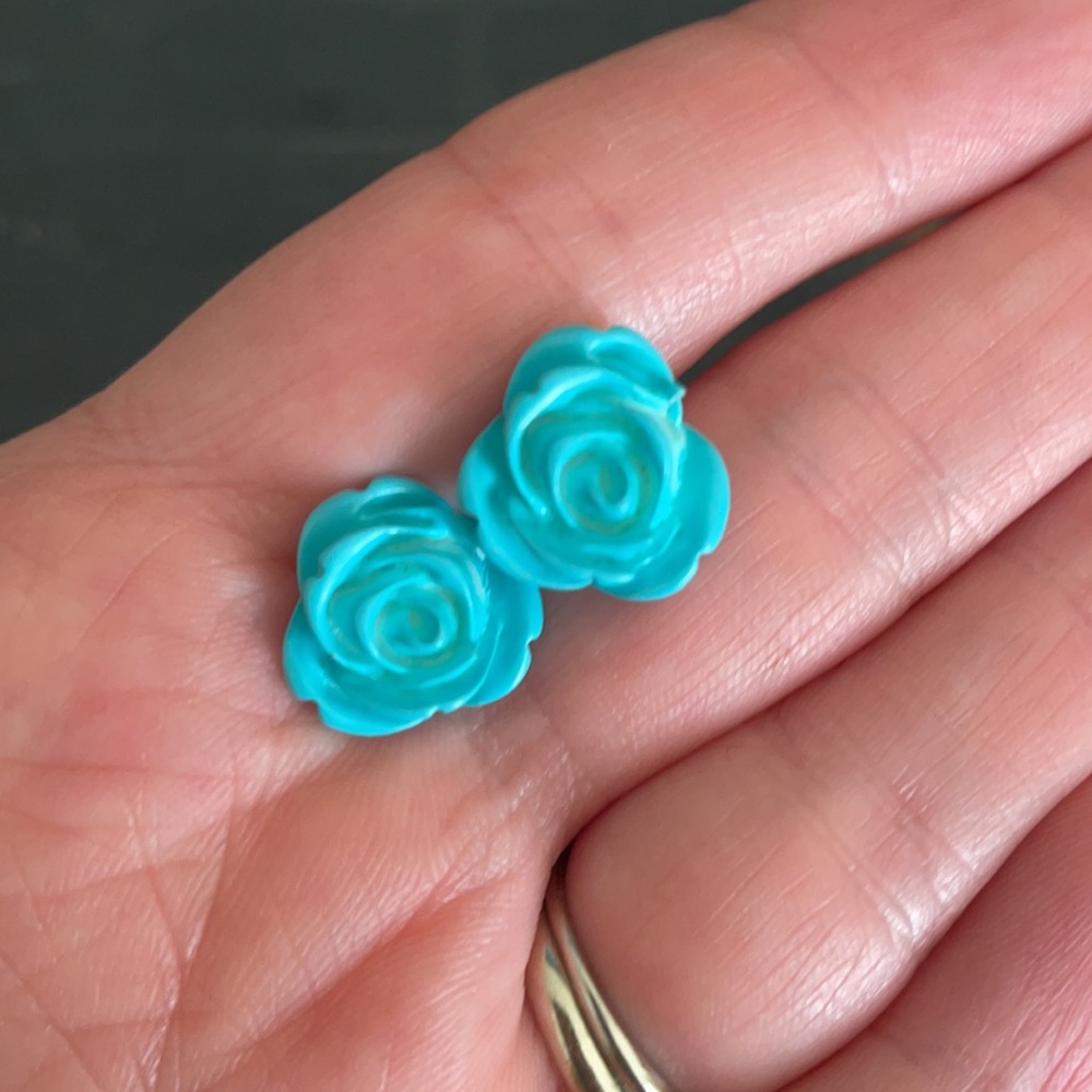 Rose Resin Stud Earrings in Turquoise EUC - Picture 3 of 4
